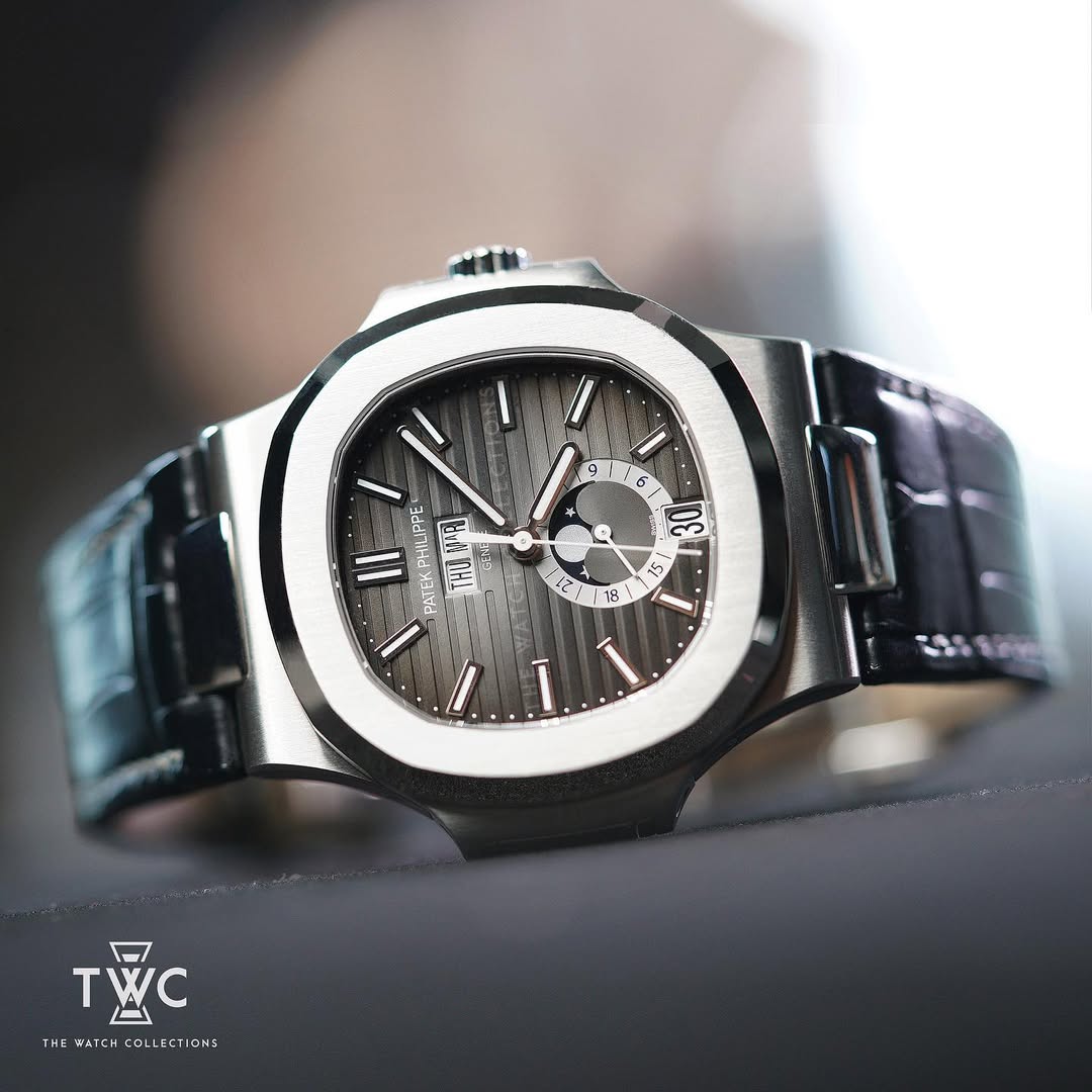 5726A Nautilus Annual Calendar Grey Dial (Pre-owned 2022) - Image 2